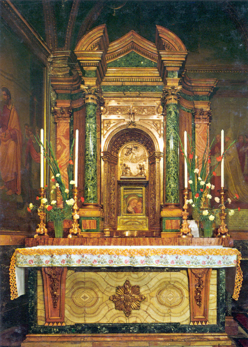 A sagrada Imagem em seu magnífico altar